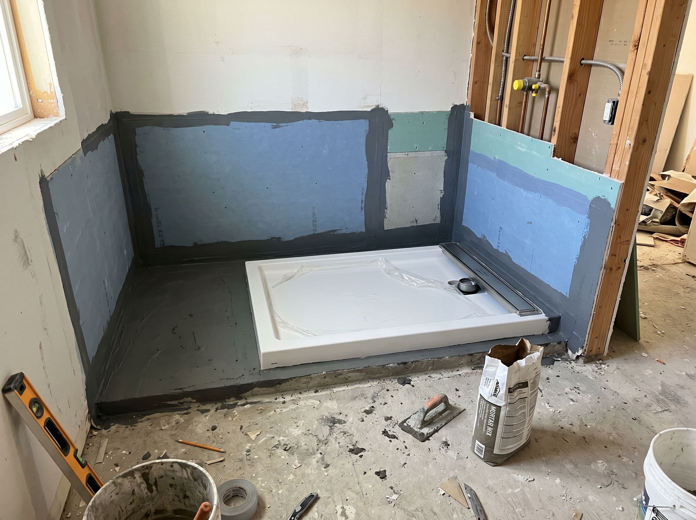 Pendiente e impermeabilización del suelo y los encuentros al cambiar la bañera por ducha
