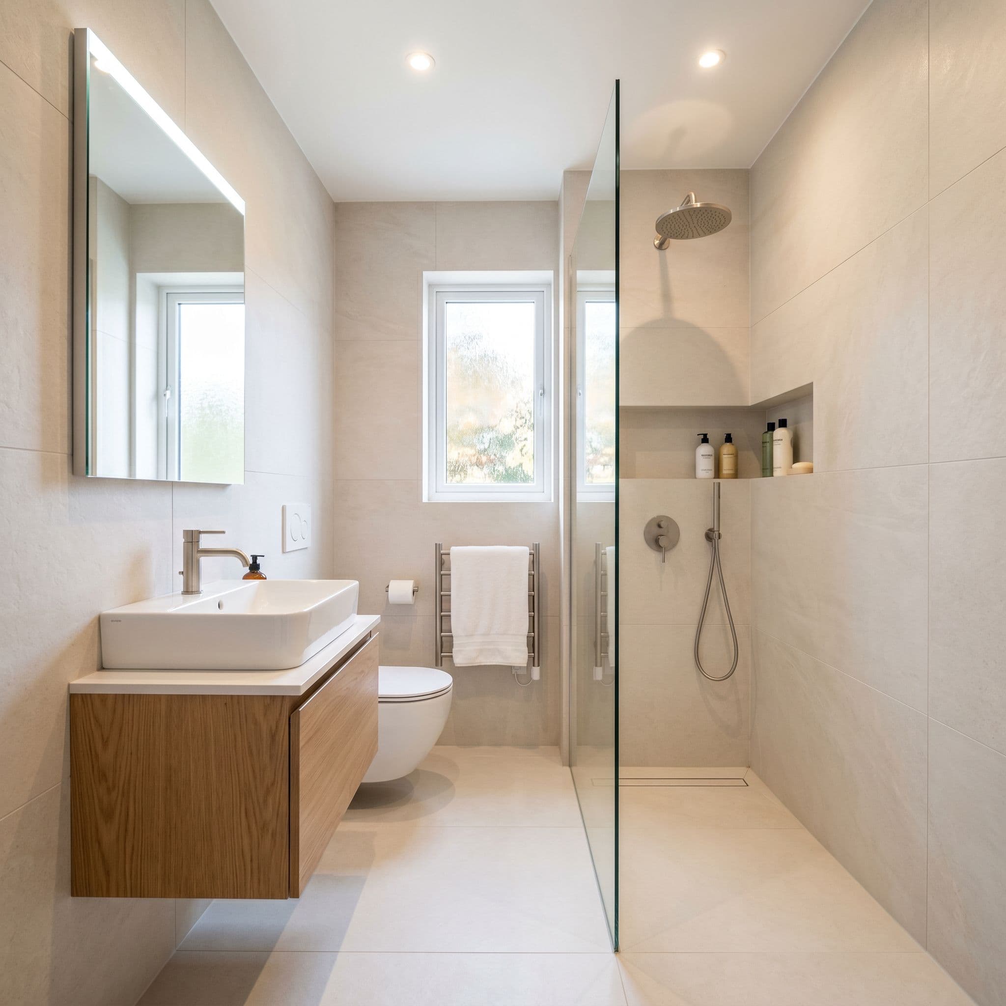 Reforma de baño pequeño de menos de 4 m² optimizado con ducha y mueble suspendido