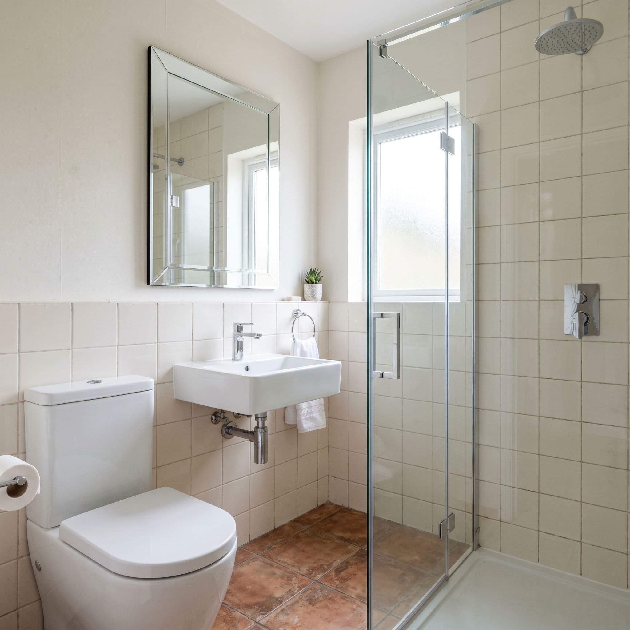 Reforma estética de baño con sanitarios y grifería nuevos sin cambiar el alicatado