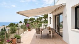 Toldo de brazo invisible extendido en una terraza con los brazos ocultos