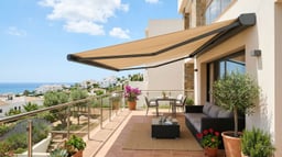 Toldo cofre motorizado instalado y extendido en una terraza