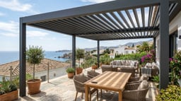 Pérgola bioclimática con lamas orientables en una terraza